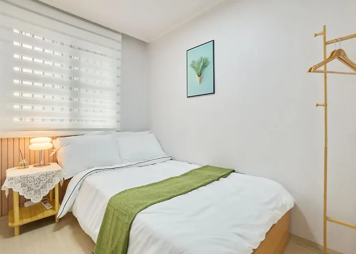 New Sinchon 5min, 3room, Near Hongdae,ddp, Seongsu 20min, Free Wifi,ott Hotel