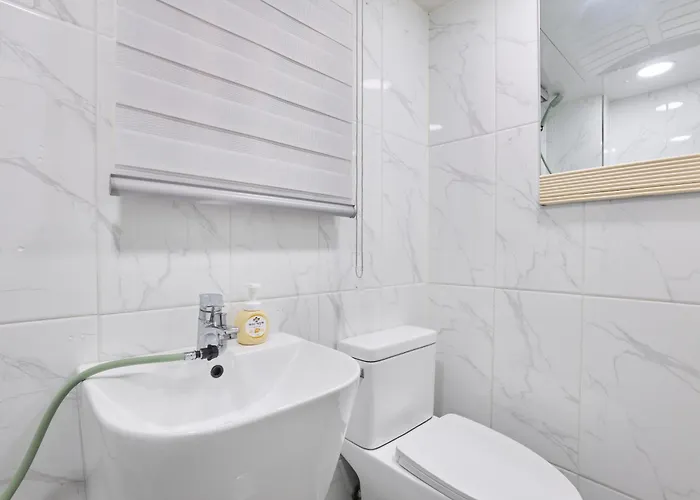 Hotel New Sinchon 5min, 3room, Near Hongdae,ddp, Seongsu 20min, Free Wifi,ott