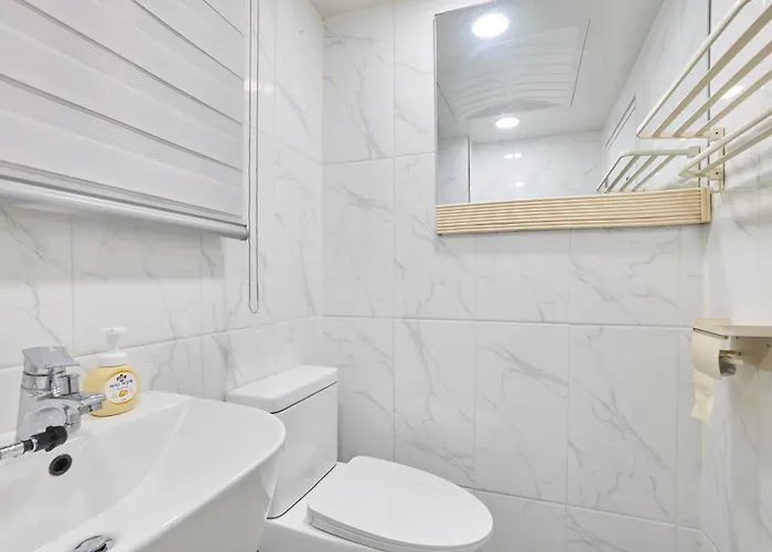 New Sinchon 5min, 3room, Near Hongdae,ddp, Seongsu 20min, Free Wifi,ott Hotel