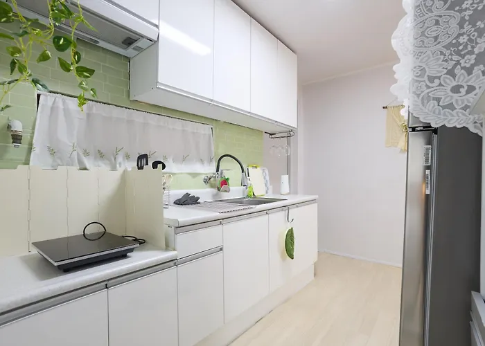 New Sinchon 5min, 3room, Near Hongdae,ddp, Seongsu 20min, Free Wifi,ott