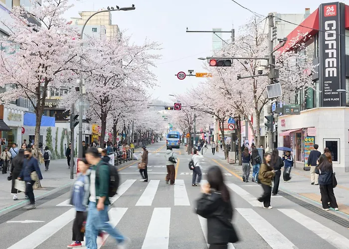 New Sinchon 5min, 3room, Near Hongdae,ddp, Seongsu 20min, Free Wifi,ott Hotel *
