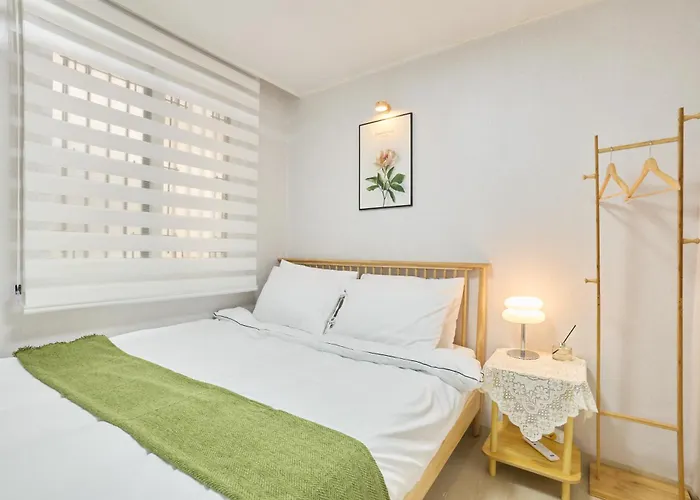 Hotel New Sinchon 5min, 3room, Near Hongdae,ddp, Seongsu 20min, Free Wifi,ott *