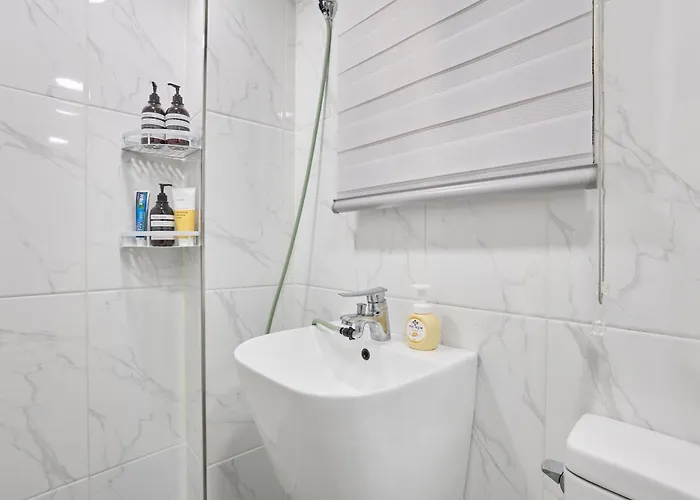 New Sinchon 5min, 3room, Near Hongdae,ddp, Seongsu 20min, Free Wifi,ott