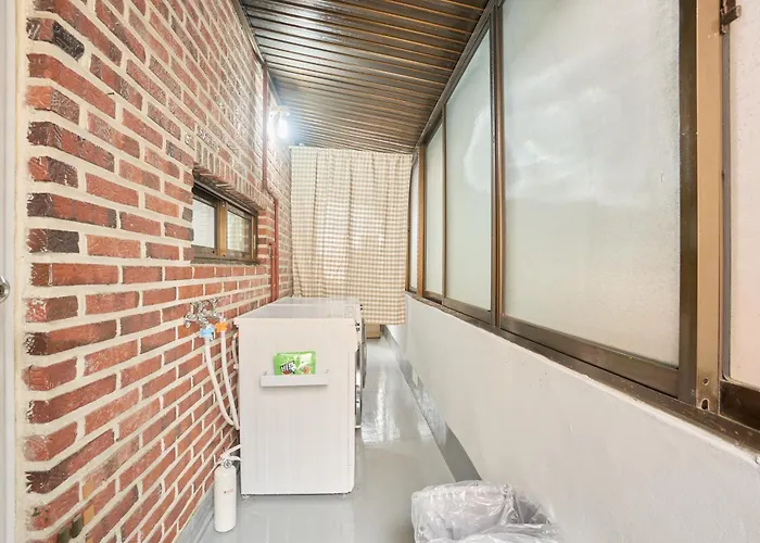 Hotel New Sinchon 5min, 3room, Near Hongdae,ddp, Seongsu 20min, Free Wifi,ott