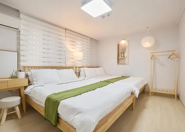 Hotel New Sinchon 5min, 3room, Near Hongdae,ddp, Seongsu 20min, Free Wifi,ott *