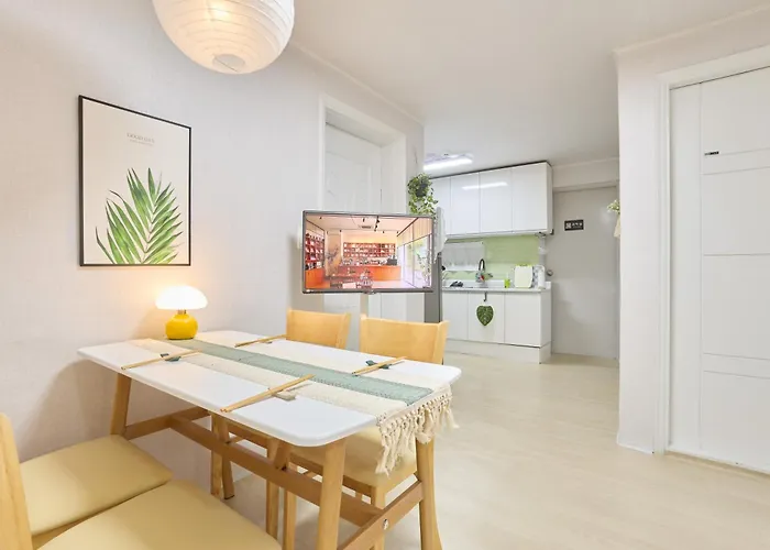 Hotel New Sinchon 5min, 3room, Near Hongdae,ddp, Seongsu 20min, Free Wifi,ott *