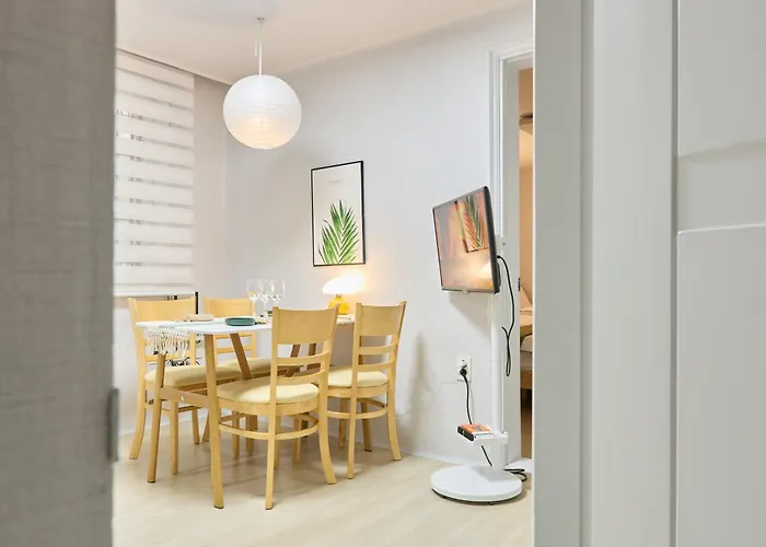 Hotel New Sinchon 5min, 3room, Near Hongdae,ddp, Seongsu 20min, Free Wifi,ott *