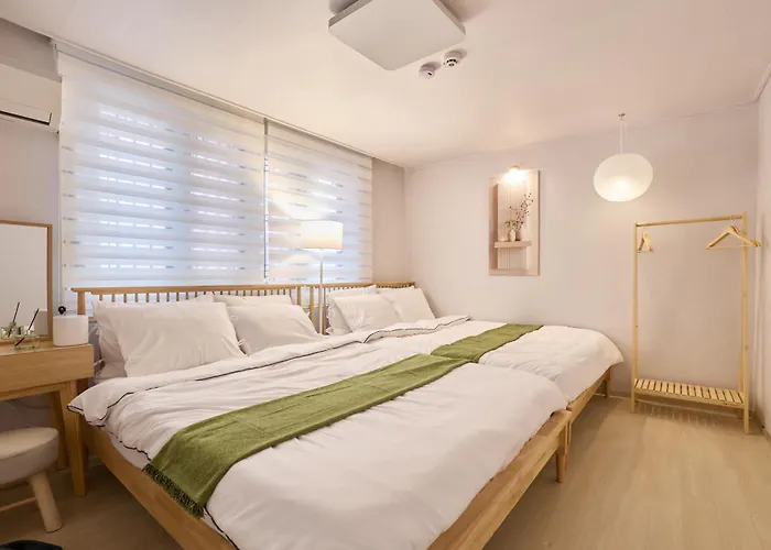 New Sinchon 5min, 3room, Near Hongdae,ddp, Seongsu 20min, Free Wifi,ott Hotel