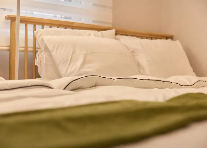 New Sinchon 5min, 3room, Near Hongdae,ddp, Seongsu 20min, Free Wifi,ott