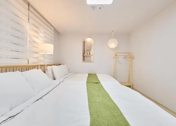 Hotel New Sinchon 5min, 3room, Near Hongdae,ddp, Seongsu 20min, Free Wifi,ott *